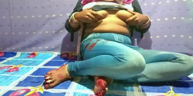 लहान वहिनीची जीन्स काढल्यानंतर तिच्या पुच्चीला चोदण्याचा व्हिडिओ