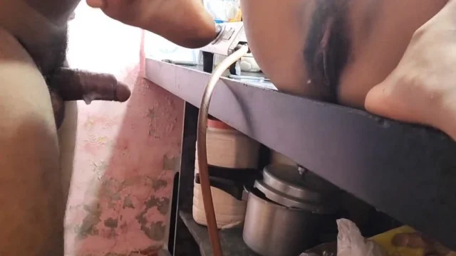 Cameriera diciottenne che scopa in un video in cucina