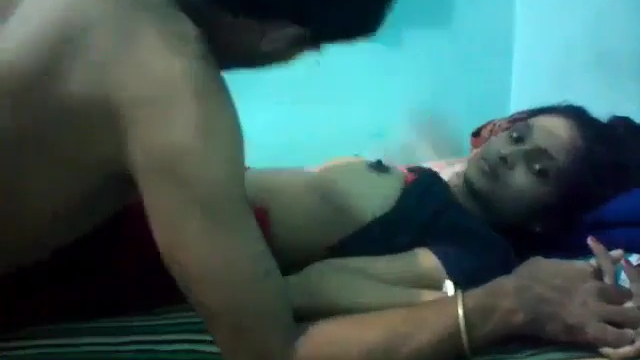 El amante de una chica marathi hizo un video MMS lamiendo su coño
